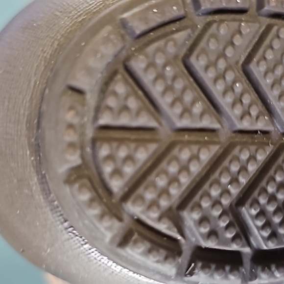 Crocks two tone brown. Rubber shoes. Size 8. Very good used condition. - Picture 6 of 8